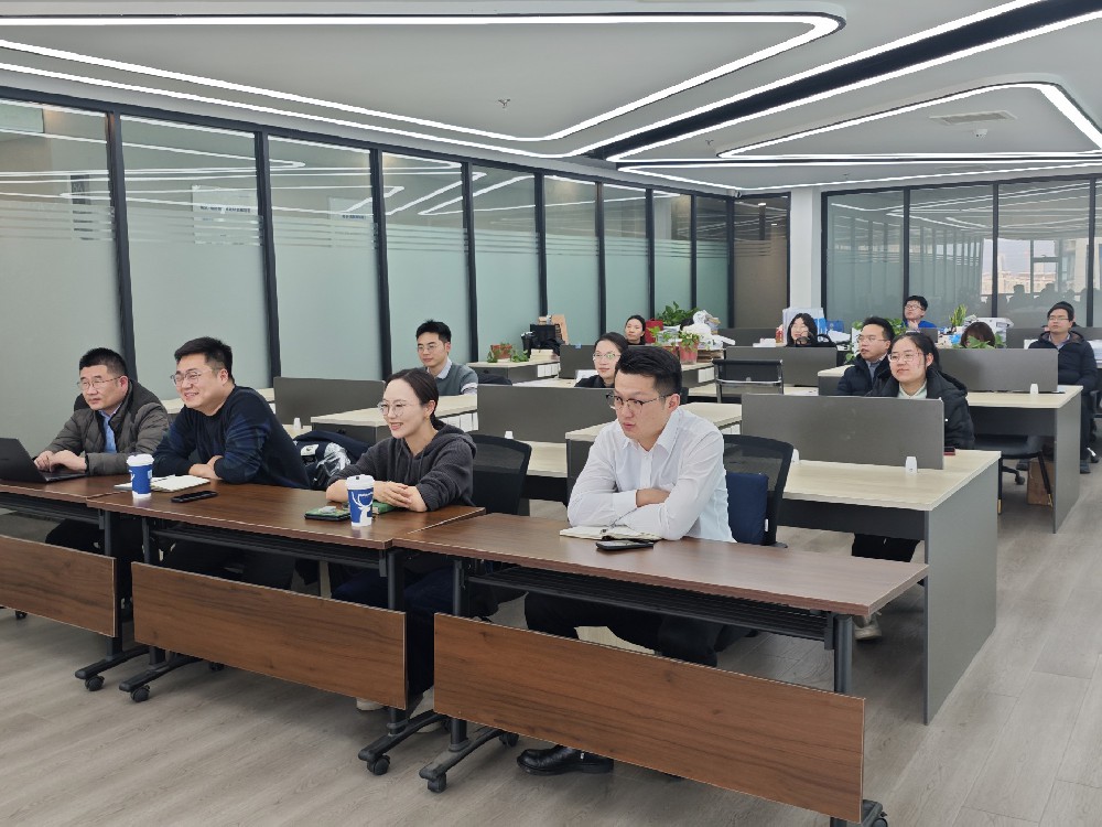 青年律师进阶指南！江苏泛华律所这场培训干货满满。青年律师与实习律师，作为法律行业的新生力量，如何在竞争激烈的环境中崭露头角？